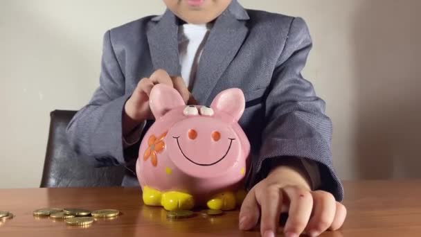Сосредоточенный Дошкольник Мальчик Костюме Считает Монеты Инвестиционная Концепция Сбережения Детей — стоковое видео
