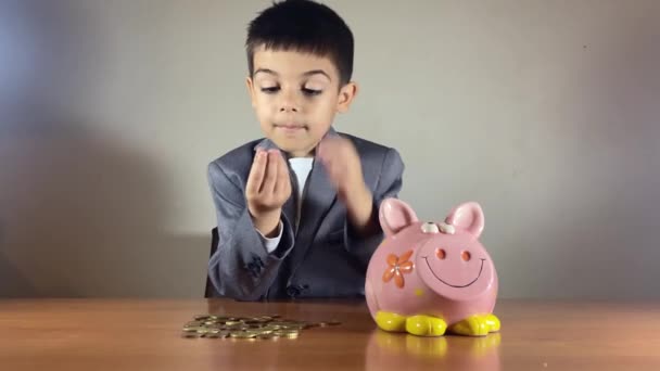 Милий Хлопчик Костюмі Рахує Монети Фінансова Освіта Концепція Заощадження Дітей — стокове відео
