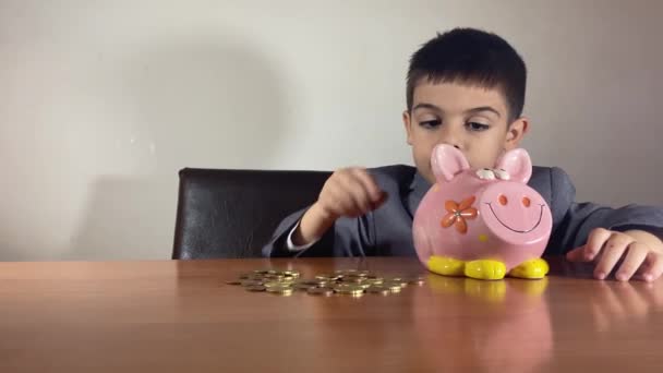 Skupione Dziecko Przedszkolu Chłopiec Garniturze Liczący Monety Koncepcja Inwestycyjna Oszczędności — Wideo stockowe