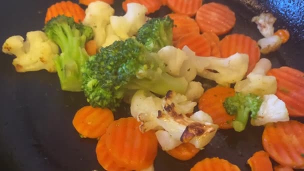 蔬菜的午餐 冷冻蔬菜放在锅里煮 半成品食品 切碎的胡萝卜 花椰菜 高质量的4K镜头 — 图库视频影像