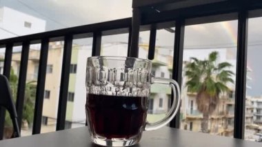 Cama sodayla yaklaş gökyüzünü gökkuşağıyla göster. Qawra, Malta. Yüksek kaliteli FullHD görüntüler