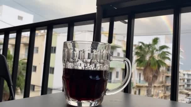 Закріпіть Склі Содовою Яка Розкриває Небо Над Будинками Веселкою Qawra — стокове відео