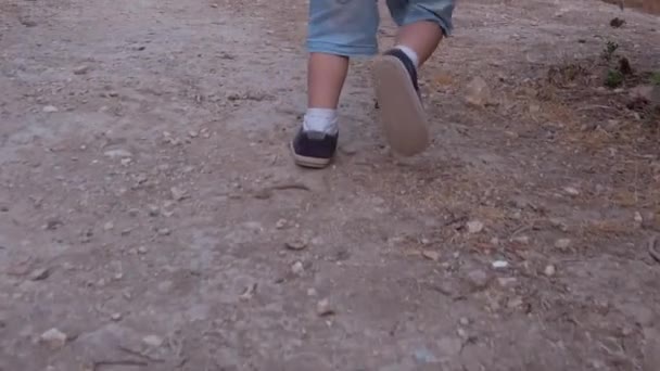 Bebek Parkta Koşuyor Ayakları Üzerinde Duruyor Düşük Açı Yukarı Doğru — Stok video