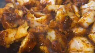 Barbekü soslu dilimlenmiş tavuk göğsü pişirmek. Kapatın. Yüksek kalite 4k görüntü