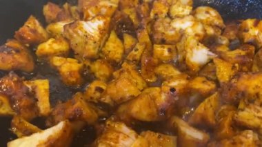 Tavada ızgara tavuk buharı yükseliyor. Kapatın. Yüksek kalite 4k görüntü