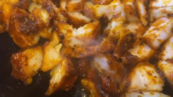 Barbekü Soslu Dilimlenmiş Tavuk Göğsü Pişirmek Kapatın Yüksek Kalite Görüntü — Stok video