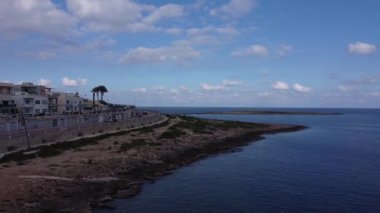 Akdeniz kıyısı, Malta adası, Qawra. Hava manzaralı, öğle vakti. Yüksek kaliteli FullHD görüntüler