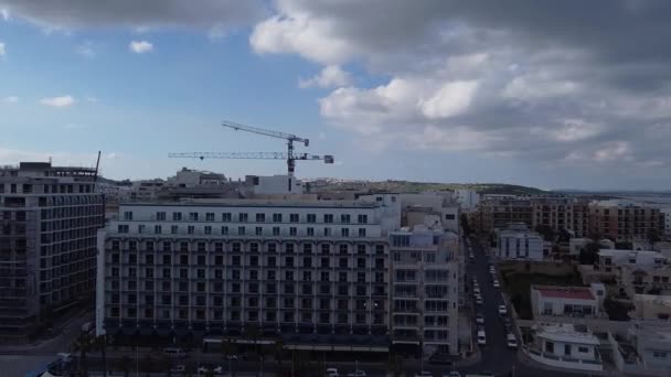 Qawra Malta 2023 Qawra Palace Hotel Luftaufnahme Mit Den Kränen — Stockvideo