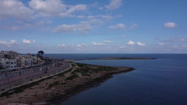 Malta Adası Qawra Öğle Vakti Kıyı Şeridinin Sinematik Hava Manzarası — Stok video