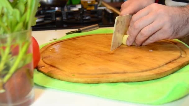 Chef Cutting Garlic Cleaver Close Food Preparation High Quality Fullhd — Vídeo de Stock