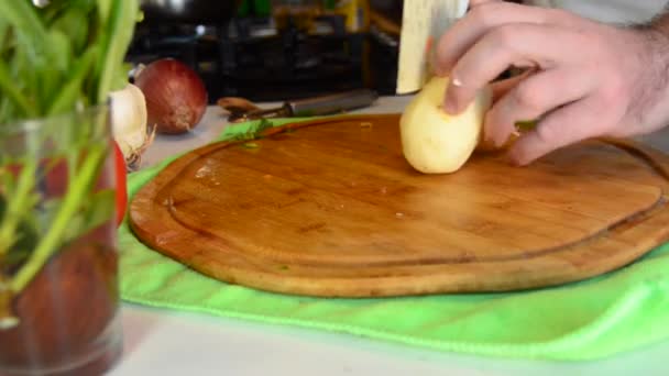 用菜刀把土豆切在厨房木板上的手 健康的饮食和生活方式 靠近点优质Fullhd影片 — 图库视频影像