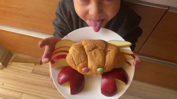 Kreatywne Śniadanie Dla Dzieci Szczęśliwe Dziecko Trzymające Rogalika Kraba Jabłkowego — Wideo stockowe