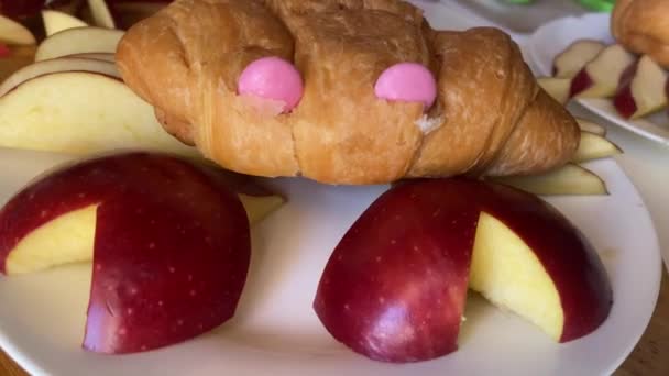 Kreativní Dětská Snídaně Croissant Jablečný Krab Příprava Jídla Dekorace Zavřít — Stock video