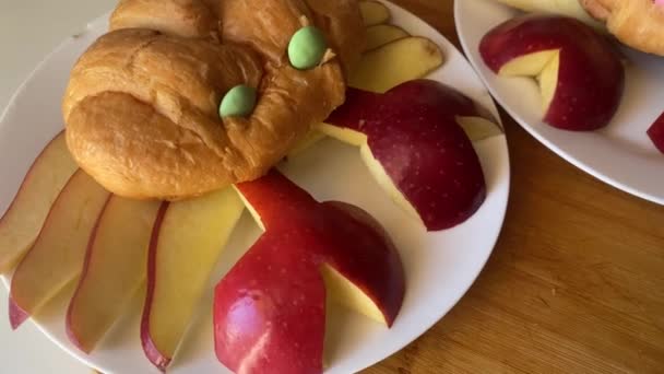 Kreatives Kinderfrühstück Croissants Und Apfelkrebse Grüne Und Rosa Augen Lebensmittelzubereitung — Stockvideo