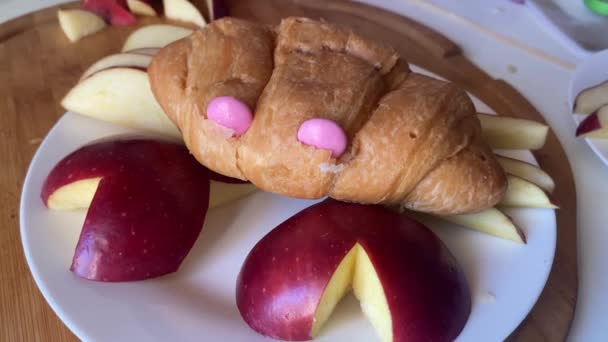Yaratıcı Çocuk Kahvaltısı Kruvasan Elmalı Yengeç Yemek Hazırlama Dekorasyon Kapatın — Stok video