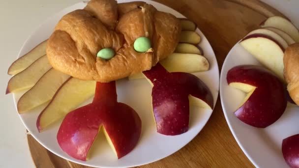 Creative Kids Breakfast Croissants Apple Crabs Green Pink Eyes Food — Vídeo de Stock