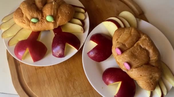 Креативный Завтрак Детей Круассаны Яблочные Крабы Зеленые Розовые Глаза Закрывай — стоковое видео