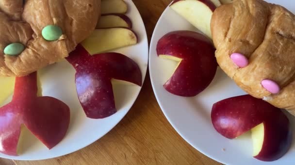 Kreatywne Śniadanie Rogaliki Kraby Jabłkowe Zielone Różowe Oczy Przygotowanie Dekoracja — Wideo stockowe