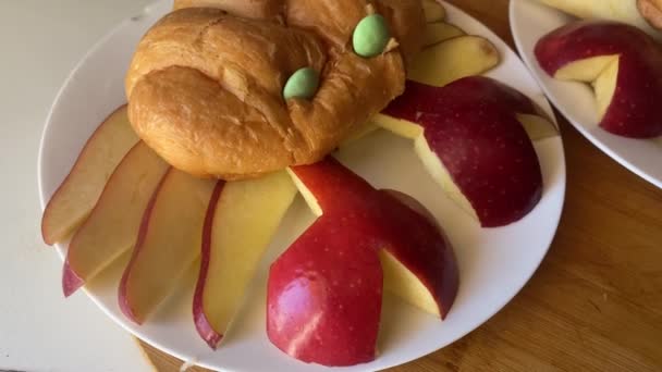 创意儿童早餐 羊角蟹和苹果蟹 食品准备和装饰 靠近点高质量的4K镜头 — 图库视频影像