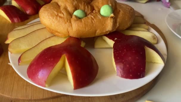 Kreativa Barn Frukost Croissant Och Äppelkrabba Matlagning Och Dekoration Närbild — Stockvideo