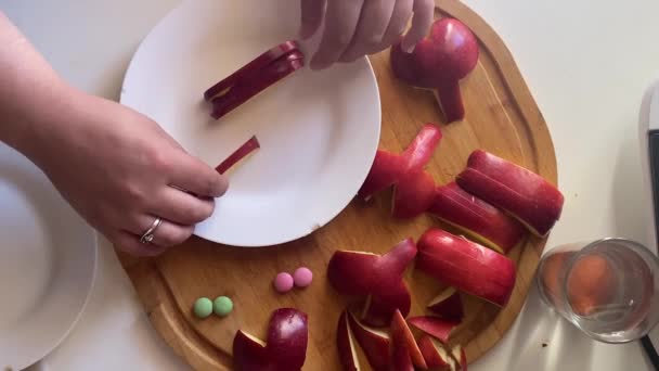 Gospodyni Domowa Organizująca Plasterki Jabłek Talerzu Śniadanie Rogalikiem Krabowym Wysokiej — Wideo stockowe