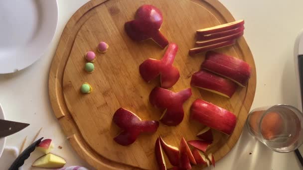 Housewife Arranging Apple Slices Candies Woode Chopping Board Crab Croissant — Vídeo de stock