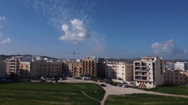 Qawra, Malta 06.01.2023 - İlkokul yakınlarındaki Qawra arazileri ve kışın çevresindeki binalar. Yükselen atış Akdeniz 'i ortaya çıkarıyor. Yüksek kaliteli FullHD görüntüler