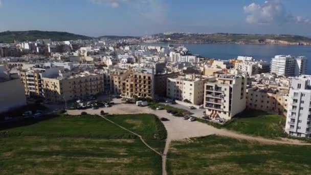 Qawra Malta 2023 Pola Qawra Pobliżu Szkoły Podstawowej Okolicznych Budynków — Wideo stockowe