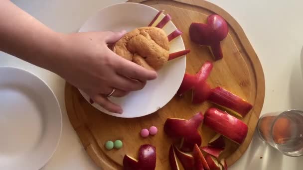Gospodyni Domowa Organizująca Plasterki Jabłek Talerzu Śniadanie Rogalikiem Krabowym Wysokiej — Wideo stockowe