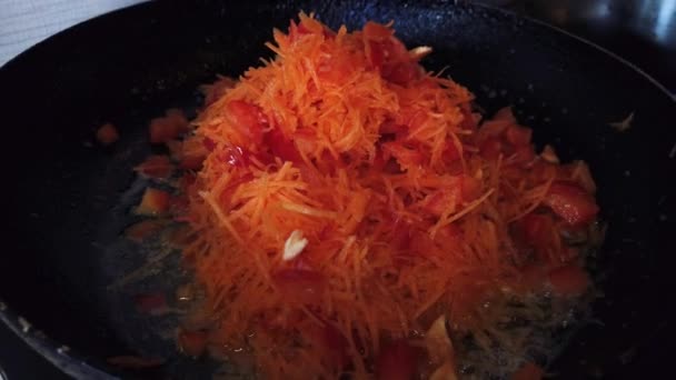 Frying Grated Carrots Red Bell Pepper Chops Frying Pan Close — Stock Video
