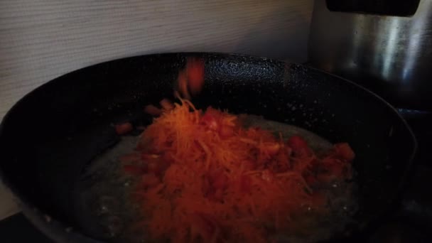 Putting Grated Carrots Red Bell Pepper Chops Frying Pan Close — Stock Video