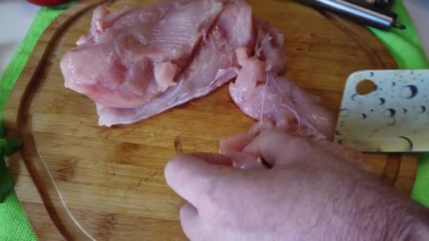 Αρσενικά Χέρια Χρησιμοποιούν Τον Cleaver Για Κόψουν Ωμό Στήθος Κοτόπουλου — Αρχείο Βίντεο