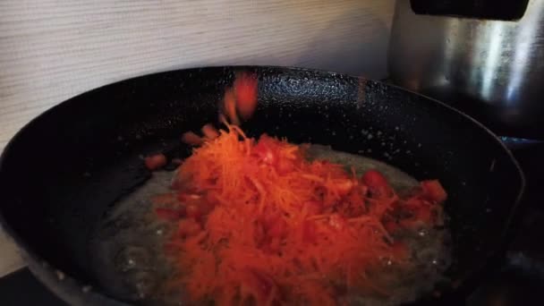 Putting Grated Carrots Red Bell Pepper Chops Frying Pan Close — Vídeo de stock