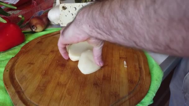 Ręce Tasakiem Kuchennym Krojącym Ziemniaki Drewnianej Desce Kuchni Zdrowe Odżywianie — Wideo stockowe