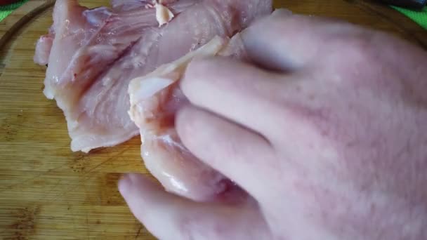Αρσενικά Χέρια Χρησιμοποιούν Τον Cleaver Για Κόψουν Ωμό Στήθος Κοτόπουλου — Αρχείο Βίντεο