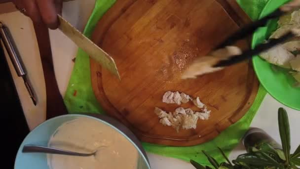 家庭主妇切熟肉鸡胸肉 过了很长时间 高质量的4K镜头 — 图库视频影像