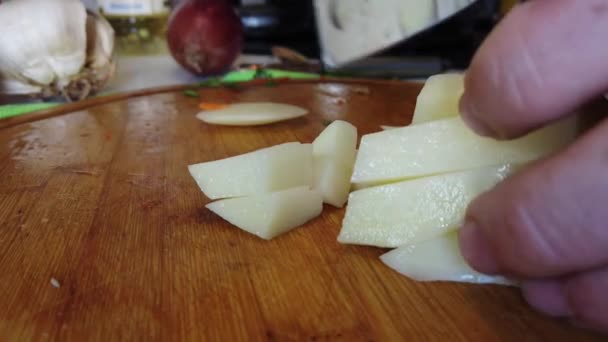 Ręce Tasakiem Kuchennym Krojącym Ziemniaki Drewnianej Desce Kuchni Zdrowe Odżywianie — Wideo stockowe