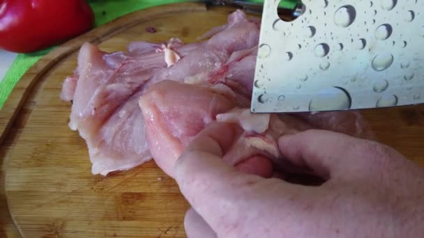 Мужские Руки Используют Кливера Резать Грудку Сырой Курицы Сверху Замедленная — стоковое видео