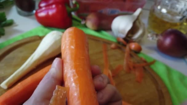 Пілінг Моркви Pov Крупним Планом Слідувати Пострілу Приготування Здорової Їжі — стокове відео