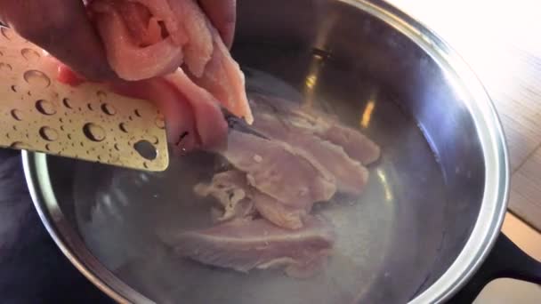 放生鸡胸肉 用开水煮汤 准备食物 慢动作高质量的4K镜头 — 图库视频影像
