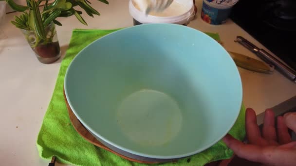 Chef Putting Cream Blue Dish Overhead Slow Motion High Quality — Vídeos de Stock