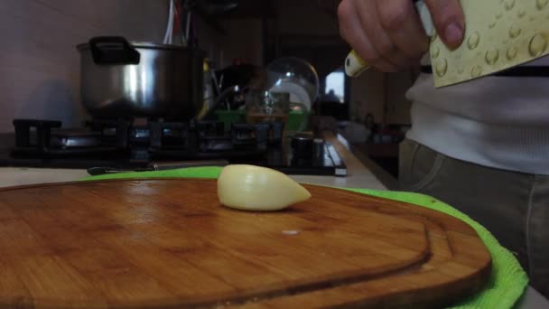 Chef Knoflook Snijden Met Een Keukenhakmes Het Snijbord Langzame Beweging — Stockvideo
