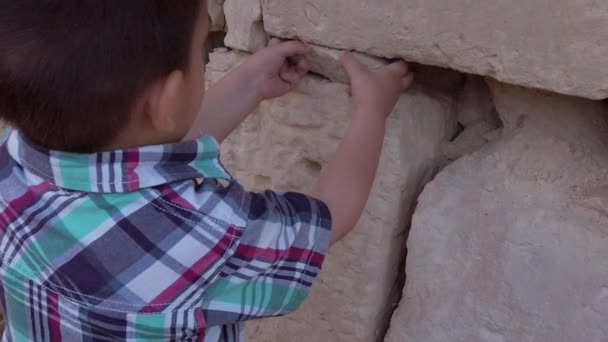 Preschool Boy Exploring Limestone Wall Vacation Travel Kids Concept Slow — Vídeo de Stock