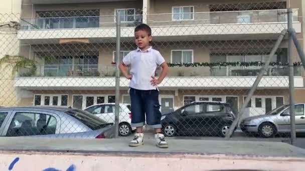 Cute Boy Posing Ramp Skate Park High Quality Fullhd Footage — Vídeos de Stock