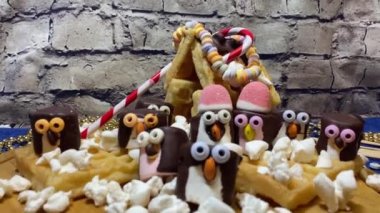 Yaratıcı gıda dekorasyonu. Tatlı marshmallow penguenleri ve waffle evi. Tatlılar ve tatlılar. Yüksek kalite 4k görüntü