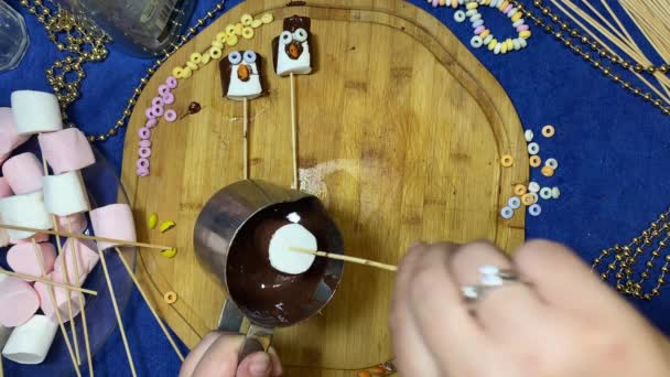 Decoración Creativa Alimentos Pingüinos Malvavisco Dulce Sumergiendo Malvavisco Chocolate Postres — Vídeos de Stock