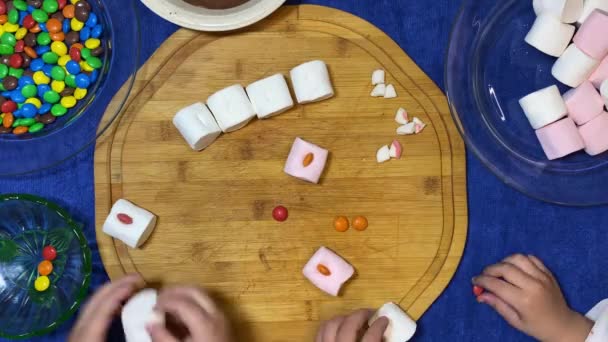 Děti Dělají Dezerty Kreativní Dezerty Sladkosti Marshmallow Bonbóny Načasování Vysoce — Stock video