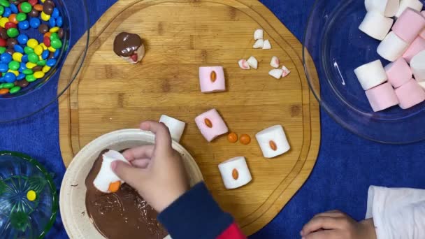Kinder Bereiten Desserts Kreative Desserts Und Süßigkeiten Eibisch Und Bonbons — Stockvideo