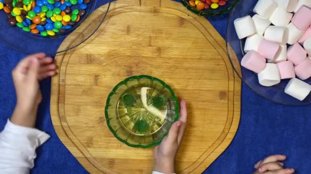 Дети Дошкольного Возраста Экспериментируют Красочными Конфетками Удаление Цвета Воде Высококачественные — стоковое видео