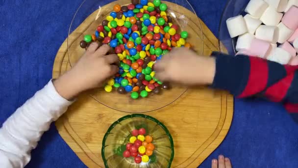 Separando Caramelos Coloridos Vista Aérea Niños Preescolares Separando Caramelos Por — Vídeos de Stock